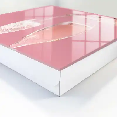 Champagnergläser mit rosa Hintergrund