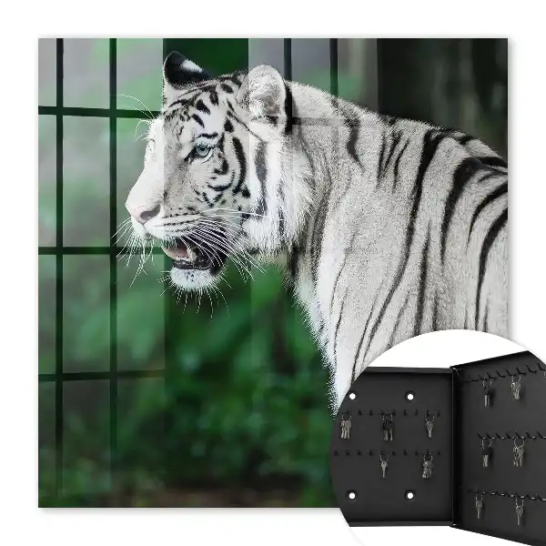Weißer Tiger in grüner Umgebung