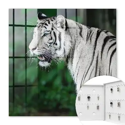 Weißer Tiger in grüner Umgebung