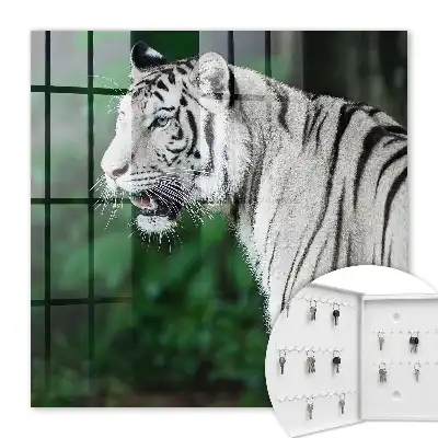 Weißer Tiger in grüner Umgebung