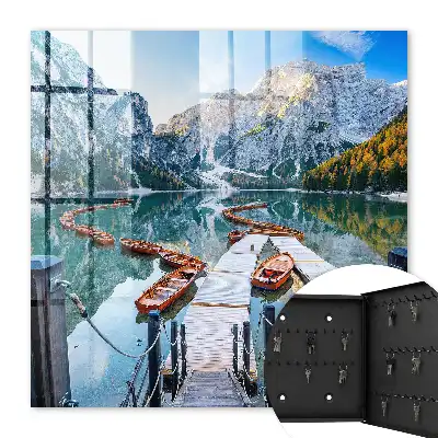 Berglandschaft mit Holzbooten