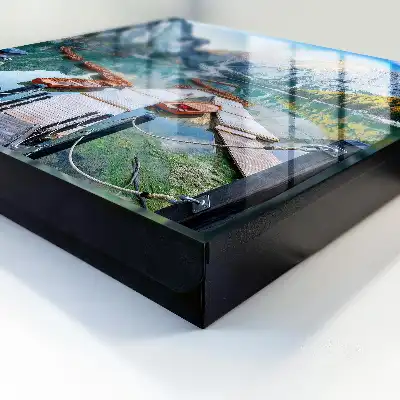 Berglandschaft mit Holzbooten