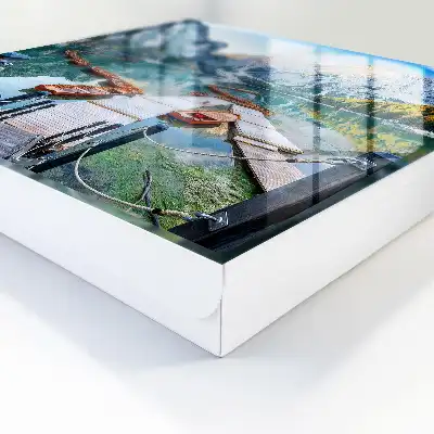 Berglandschaft mit Holzbooten