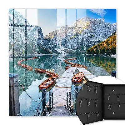 Berglandschaft mit Holzbooten
