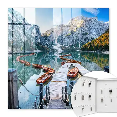Berglandschaft mit Holzbooten