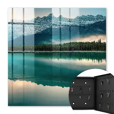 Spiegelung der Berge auf der Wasseroberfläche