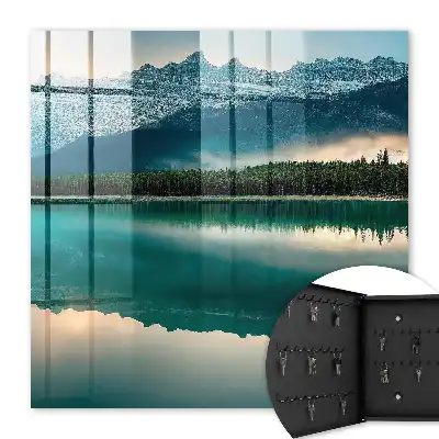 Spiegelung der Berge auf der Wasseroberfläche