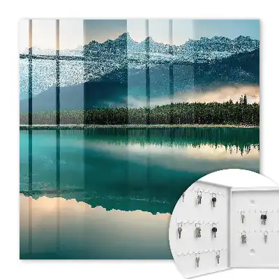 Spiegelung der Berge auf der Wasseroberfläche