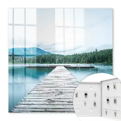 See der Ruhe, umgeben von Bergen