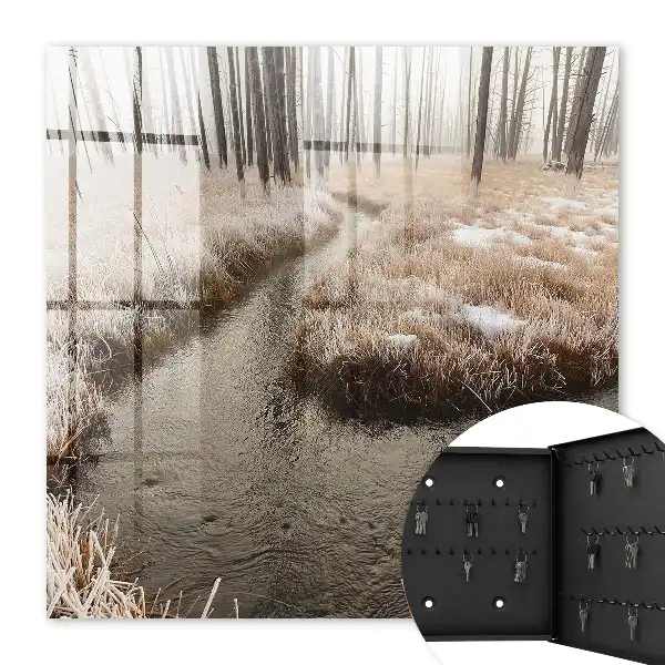 Winterlicher Fluss im Nebel