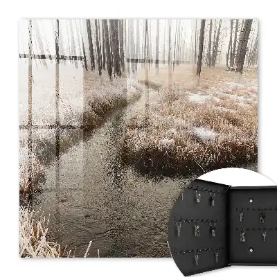 Winterlicher Fluss im Nebel