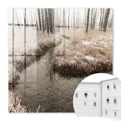 Winterlicher Fluss im Nebel