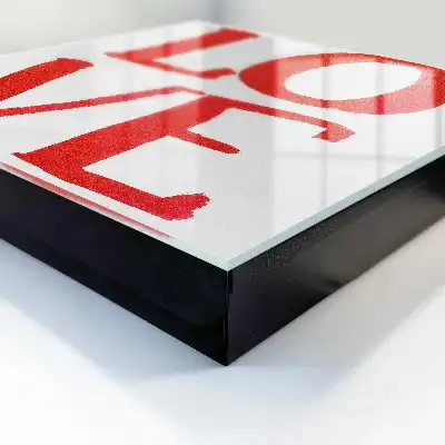 Rotes Herz auf weißem Hintergrund