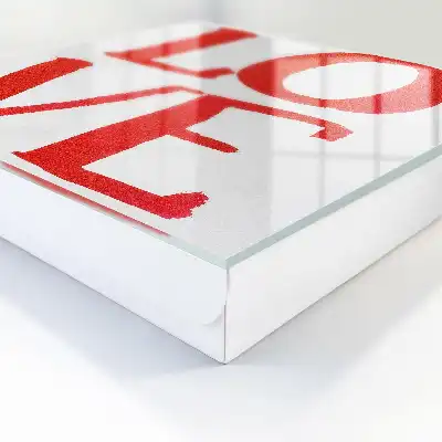 Rotes Herz auf weißem Hintergrund