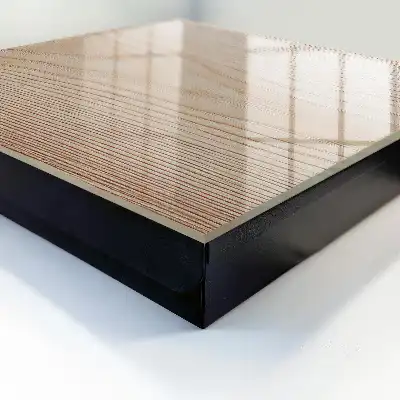 Wandbild mit Holzstruktur in warmen Farbtönen