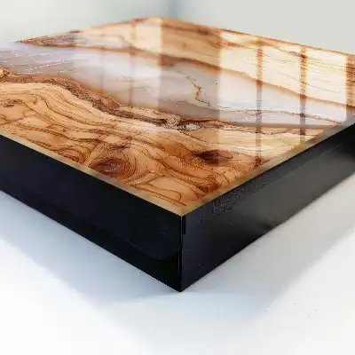 Holzmaserung mit weißen Adern