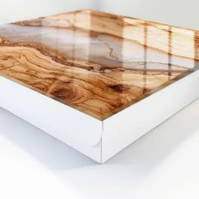 Holzmaserung mit weißen Adern