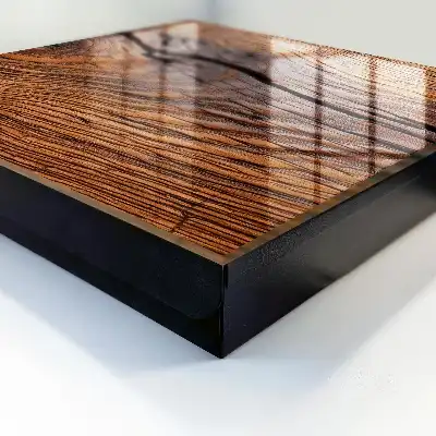 Wanddekoration mit Holzstruktur in warmer Atmosphäre