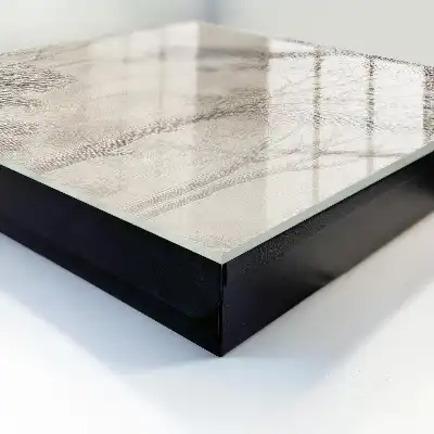 Wandbild mit ätherischer Waldatmosphäre in zarten Farbtönen