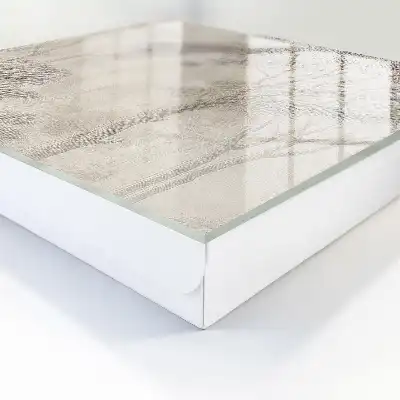 Wandbild mit ätherischer Waldatmosphäre in zarten Farbtönen