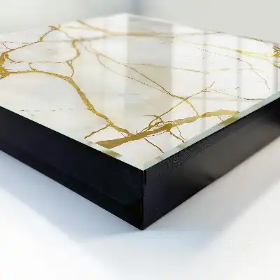 Eleganter Marmor mit gelben Linien