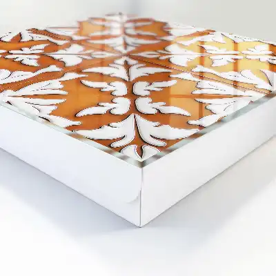 Orangefarbenes Pflanzenmotiv im Hintergrund