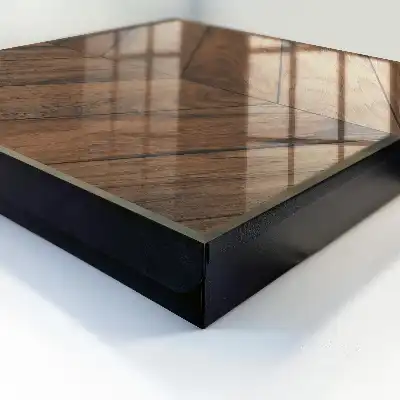 Elegantes Parkett mit Fischgrätmuster aus Holz