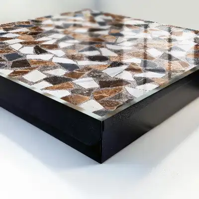 Geometrisches Mosaik in Braun, Weiß und Grau