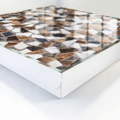 Geometrisches Mosaik in Braun, Weiß und Grau