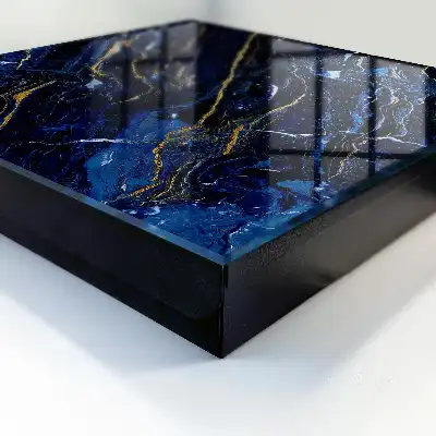 Marineblaues Muster mit gelben Streifen