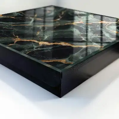 Wanddekoration mit Marmoroptik und dynamischen Linien