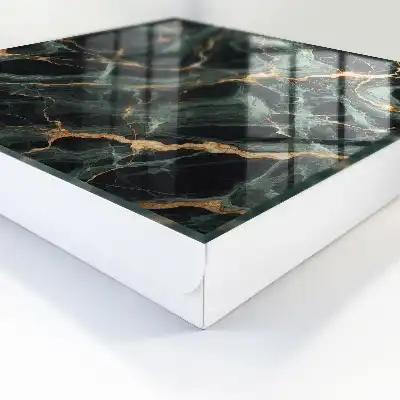 Wanddekoration mit Marmoroptik und dynamischen Linien