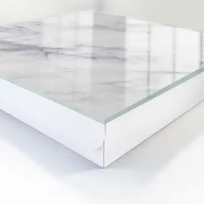 Marmor-Eleganz auf weißem Hintergrund