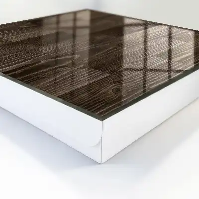 Braunes Holz mit ausgeprägter Maserung