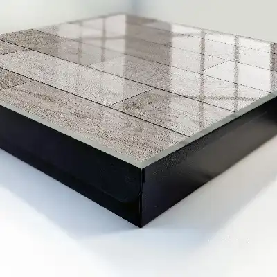 Symmetrische Komposition aus grauem Holz