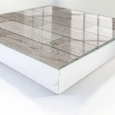 Symmetrische Komposition aus grauem Holz