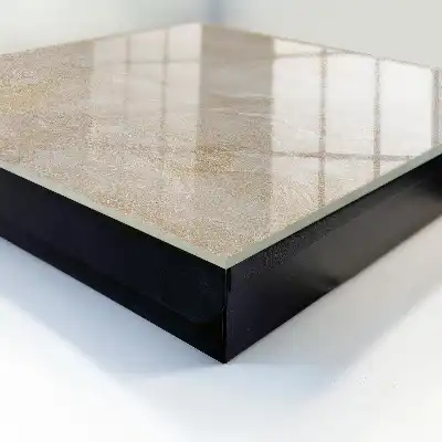Mineralische Eleganz auf weißem Hintergrund