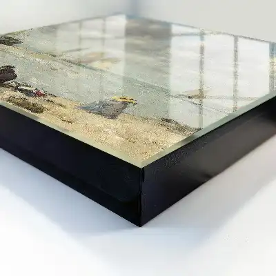 Segelboote mit Uferfiguren