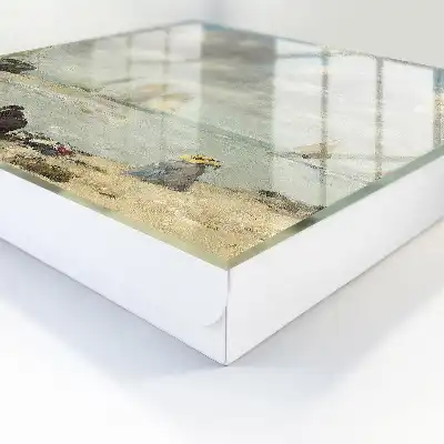 Segelboote mit Uferfiguren