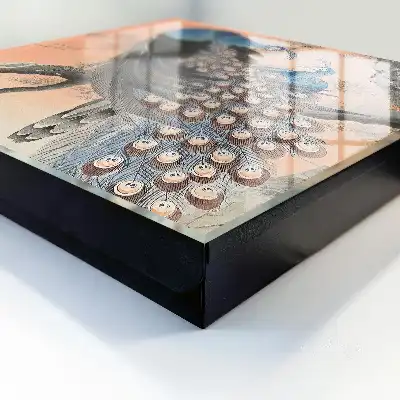 Pfauenschönheit vor pastellfarbenem Hintergrund