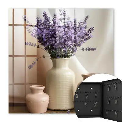Blumen in einer cremefarbenen Vase