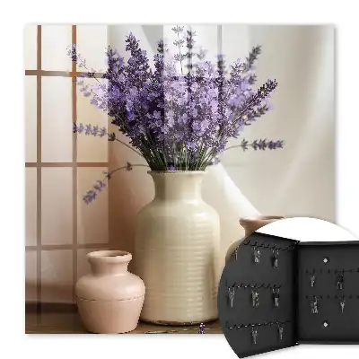 Blumen in einer cremefarbenen Vase