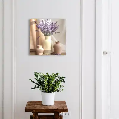 Blumen in einer cremefarbenen Vase