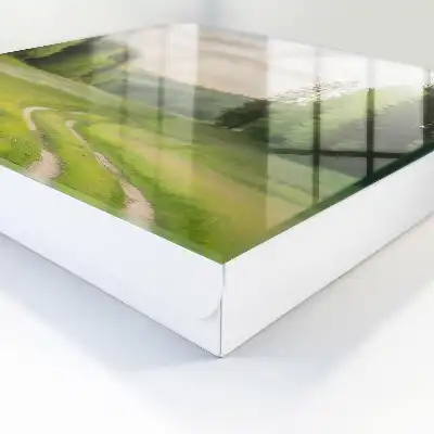 Eine idyllische Landschaft mit Feldern und Wäldern