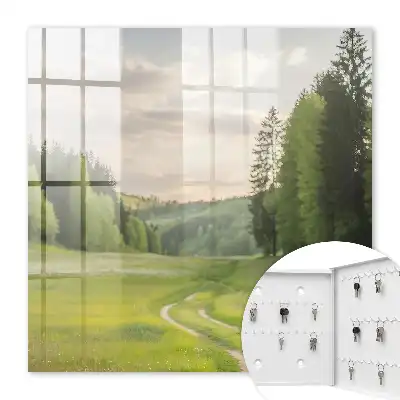 Eine idyllische Landschaft mit Feldern und Wäldern
