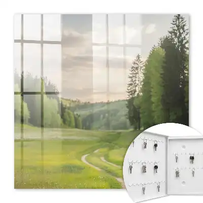 Eine idyllische Landschaft mit Feldern und Wäldern