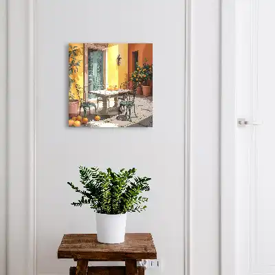 Sonniger Innenhof mit Orangenbäumen