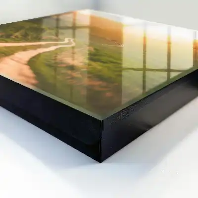 Eine malerische Landschaft mit grünen Feldern