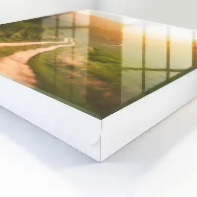 Eine malerische Landschaft mit grünen Feldern