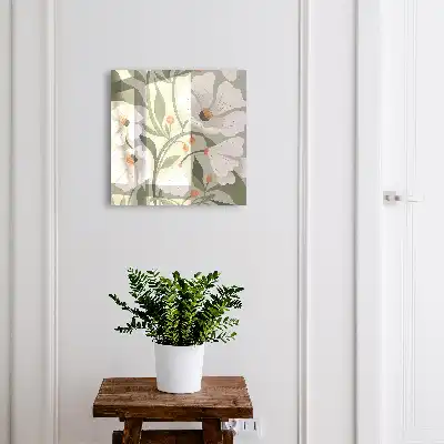 Beige Blumen auf grünem Hintergrund